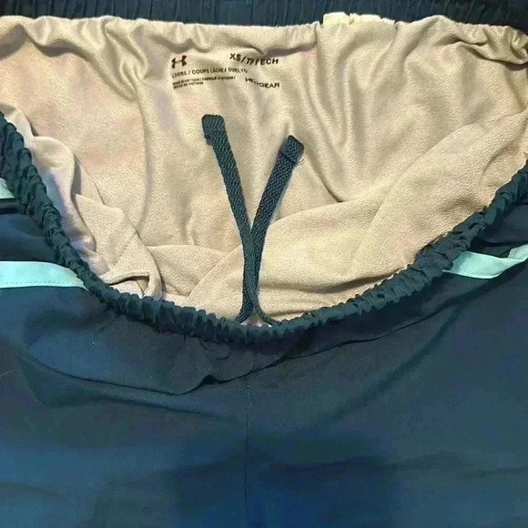 EUC Women’s Under Armour Running Shorts - Size XS - Picture 2 of 3